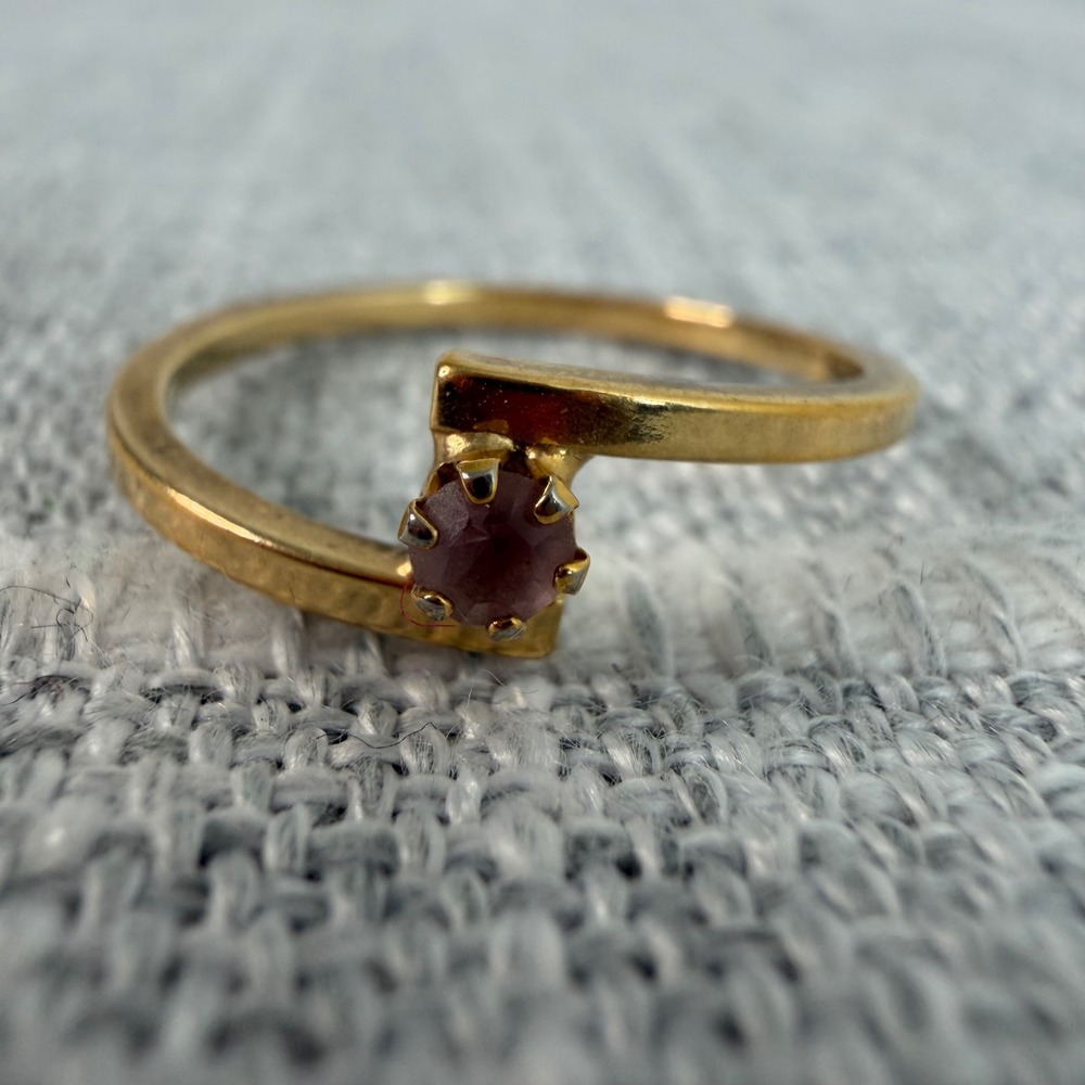 Avon Vintage Minimalist Gold tone Ring Stacking Thin Band‎ Sz 8 Light Purple